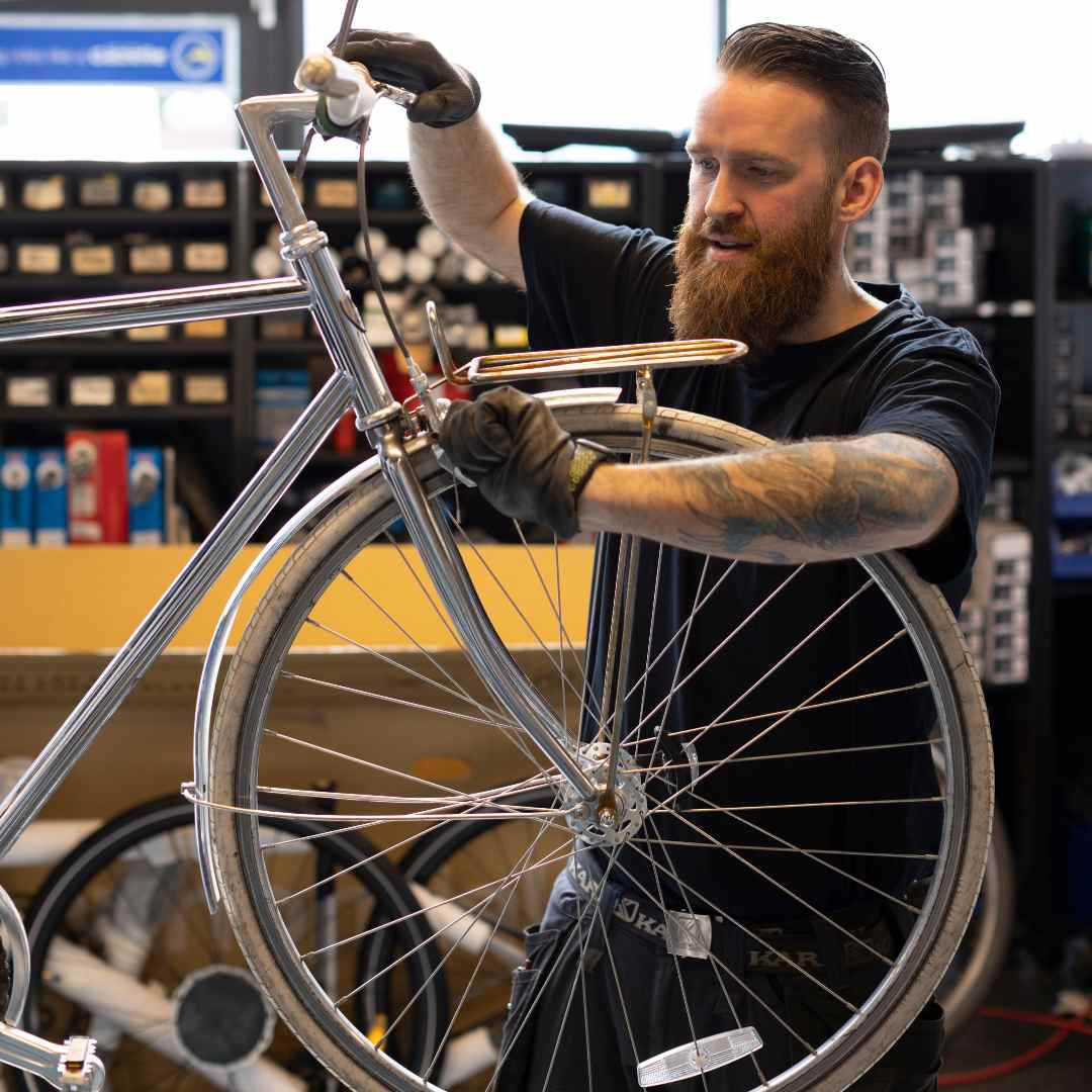 Cykel bliver repareret hos PP Cykler på Amager. 